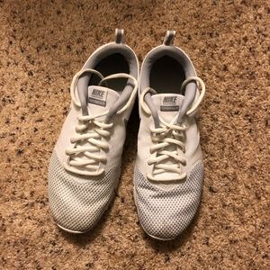 White nike tennis shoes